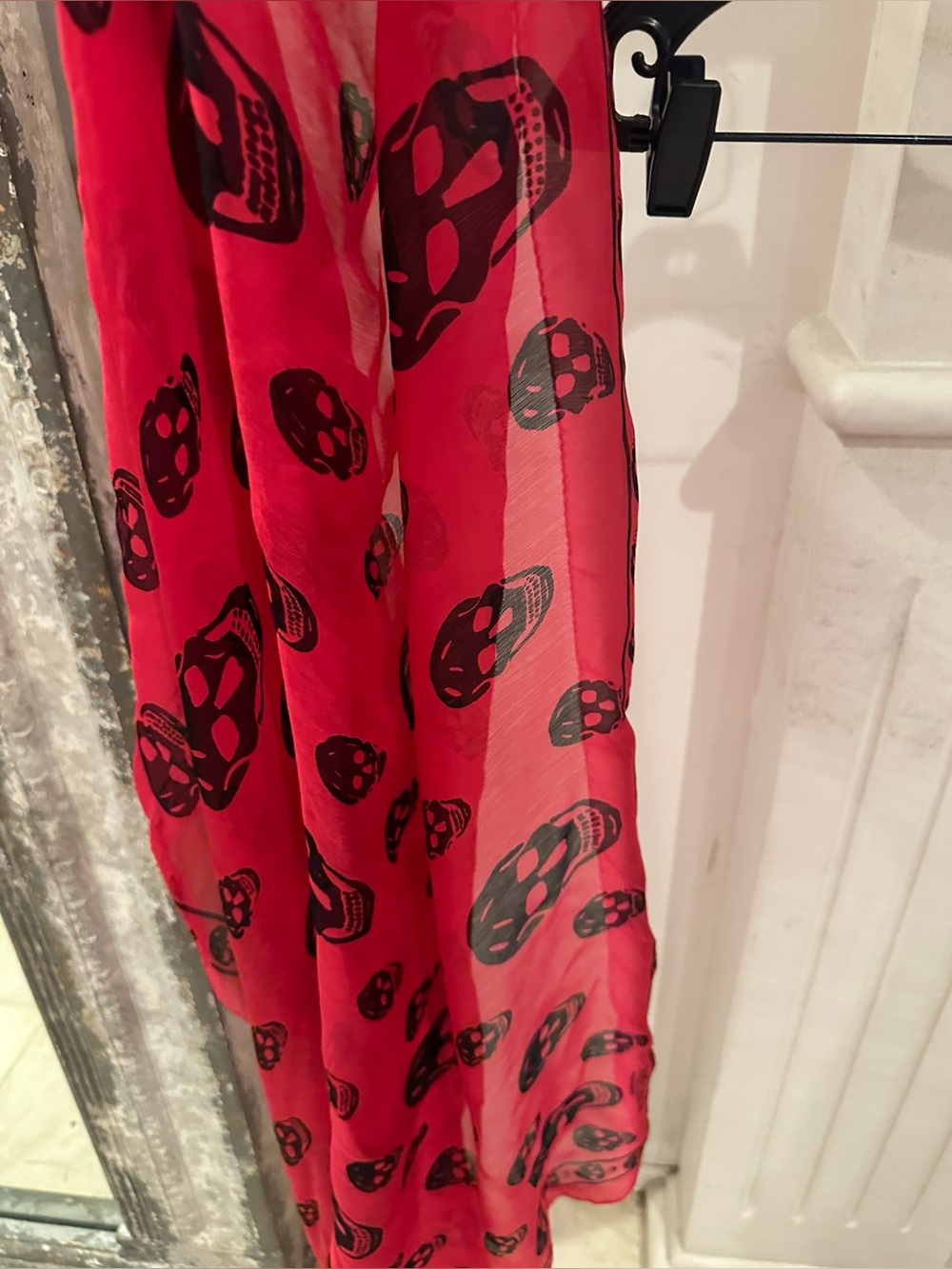 Alexander McQueen red black Skulls 100% silk large scarf never worn